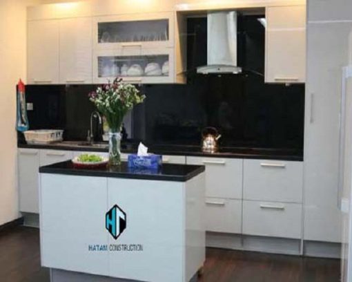 Kính ốp bếp màu đỏ đen