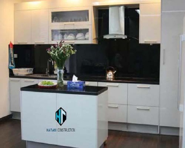 Kính ốp bếp màu đỏ đen