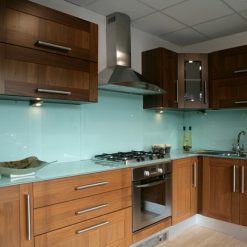 Kính ốp bếp màu đỏ trắng